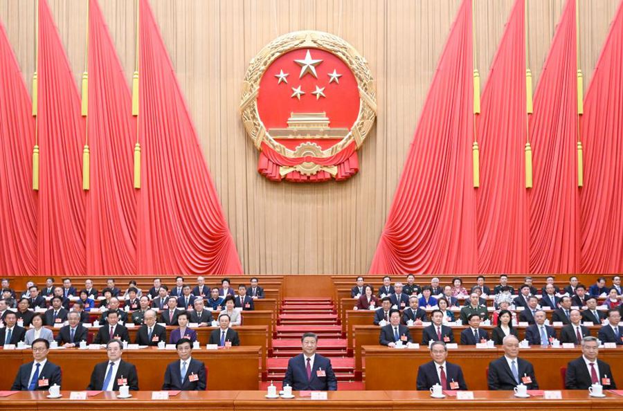 Il Presidente cinese Xi Jinping e altri leader presenziano alla riunione di chiusura della terza sessione della XIV Assemblea Popolare Nazionale (APN) presso la Grande Sala del Popolo a Beijing, capitale della Cina. (11 marzo 2025 - Xinhua/Li Xueren)