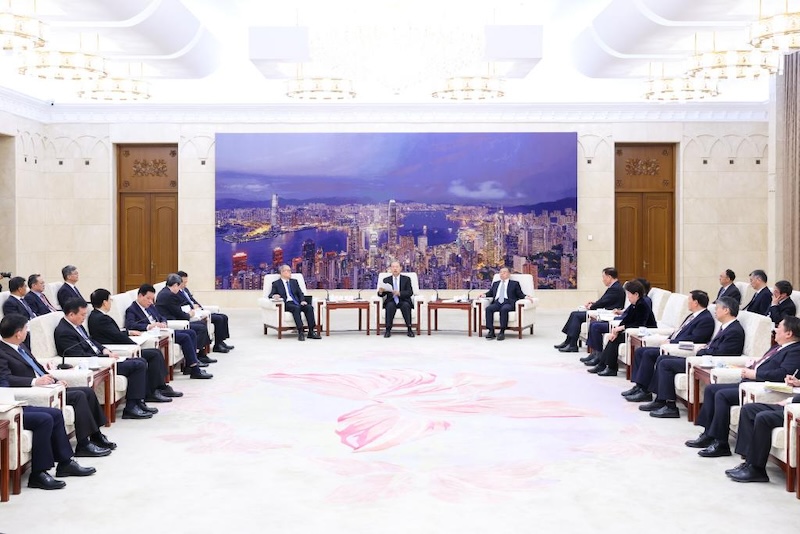 Zhao Leji, membro del Comitato Permanente dell'Ufficio Politico del Comitato Centrale del Partito Comunista Cinese e presidente del Comitato Permanente dell'APN, incontra i giornalisti che hanno seguito la terza sessione dell'ANP, esprimendo il suo apprezzamento per i loro sforzi, presso la Grande Sala del Popolo di Beijing, capitale della Cina. (12 marzo 2025 - Xinhua/Liu Bin) 