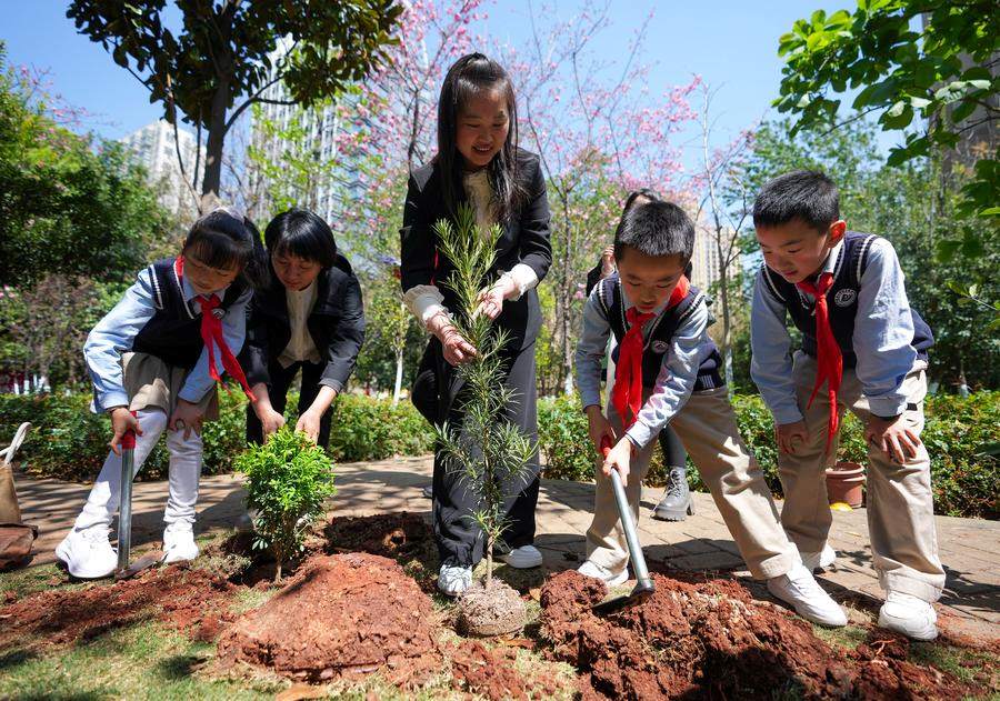 Residenti locali piantano alberi e piante nel distretto Panlong di Kunming, nella provincia dello Yunnan, nel sud-ovest della Cina. (11 marzo 2025 - Xinhua/Chen Xinbo)