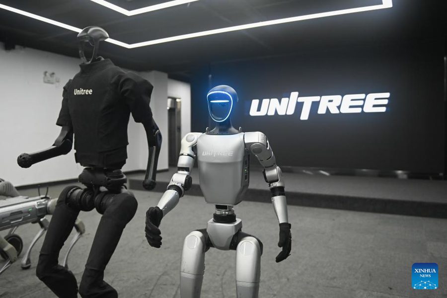 Due robot umanoidi camminano nella sala espositiva di Unitree Robotics a Hangzhou, nella provincia orientale cinese del Zhejiang. (20 febbraio 2025 - Xinhua/Huang Zongzhi)