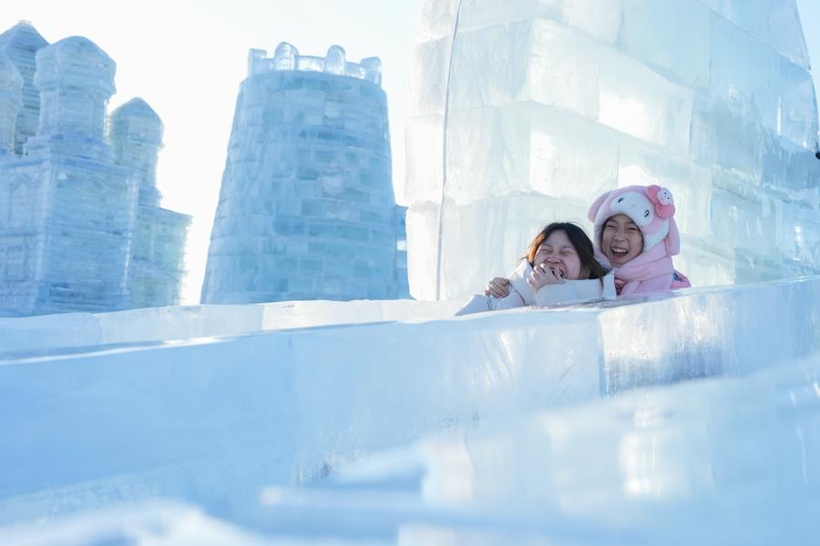 Scivolo di ghiaccio all'Harbin Ice-Snow World, nella provincia nord-orientale cinese dello Heilongjiang. (26 febbraio 2025 - Xinhua/Wang Jianwei)