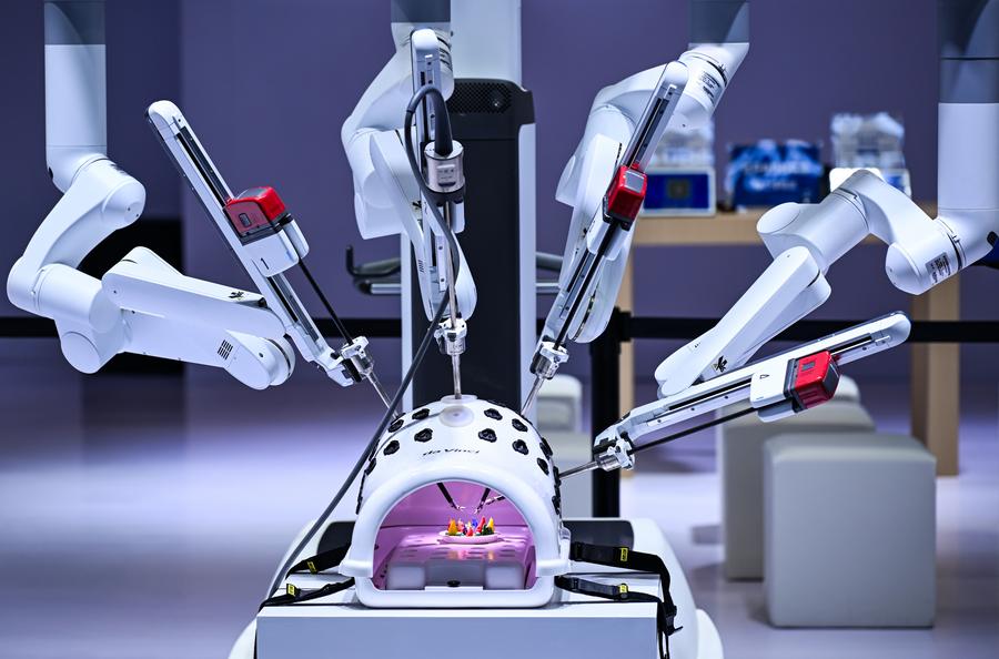 Dimostrazione di robot chirurgico durante la China Medical Equipment Conference & Medical Equipment Exhibition del 2025 tenutasi presso il Chongqing International Expo Center. (14 marzo 2025 - Xinhua/Wang Quanchao)
