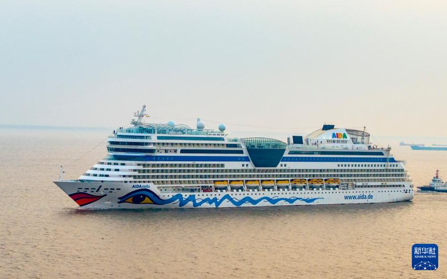 La nave da crociera AIDAstella arriva al porto crocieristico internazionale Wusongkou di Shanghai.  (16 marzo 2025 - Xinhua/Zhu Jiayi)