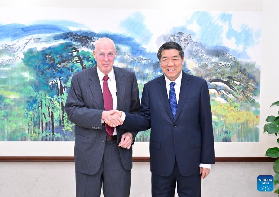 He Lifeng, membro dell'Ufficio Politico del Comitato Centrale del Partito Comunista Cinese e direttore dell'Ufficio della Commissione Centrale per gli Affari Finanziari ed Economici, incontra l'ex Segretario al Tesoro degli Stati Uniti Henry Paulson a Beijing, capitale della Cina. (16 marzo 2025 - Xinhua/Yue Yuewei)