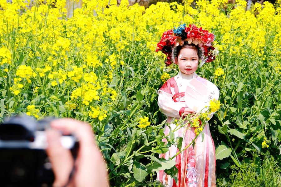 Nanjing: mare di fiori di colza attiva l'economia primaverile