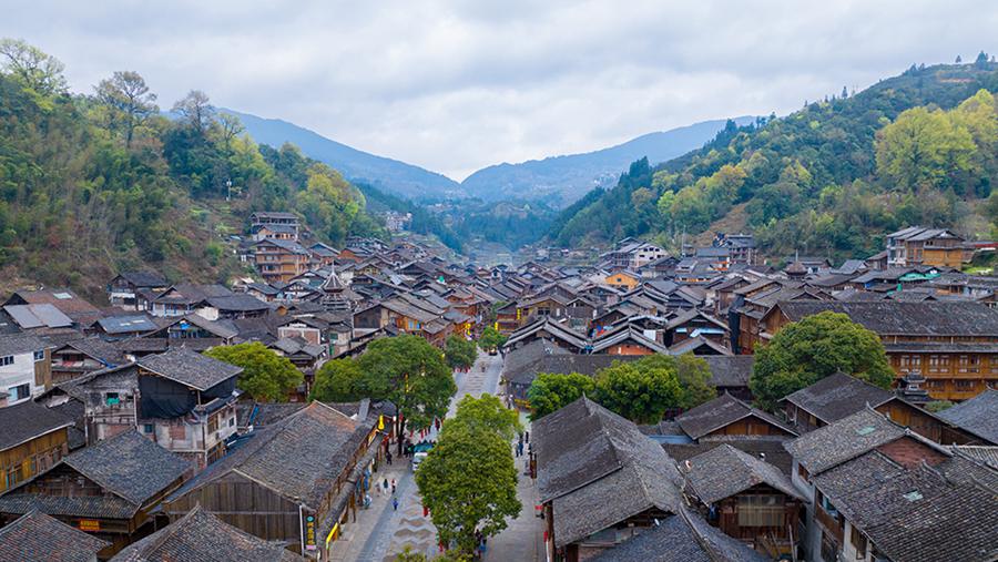 Foto aerea scattata da un drone mostra il villaggio di Zhaoxing Dong nella prefettura autonoma Miao e Dong di Qiandongnan, nella provincia sud-occidentale cinese del Guizhou. (17 marzo 2025 - Quotidiano del Popolo Online)