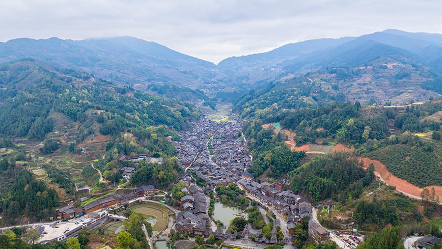 Vista aerea del villaggio di Zhaoxing Dong, Guizhou