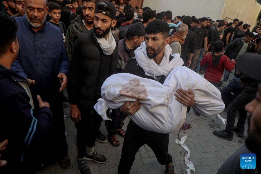 Massicci attacchi aerei israeliani nella Striscia di Gaza, 413 morti