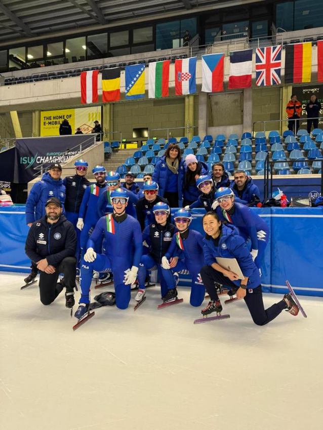 Qi Mengyao posa per una foto con i membri della squadra italiana di short track ai Campionati Europei. (Xinhua)