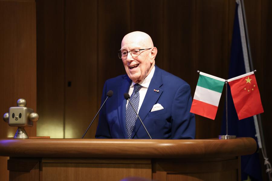 Mario Boselli, presidente della Italy China Council Foundation, parla durante un roadshow della terza China International Supply Chain Expo (CISCE) a Milano. (18 marzo 2025 - Xinhua/Li Jing) 