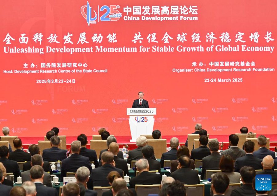Premier cinese promette un'ulteriore apertura nonostante le crescenti incertezze globali