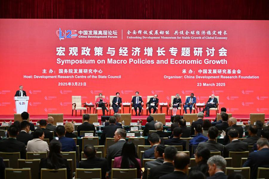 Simposio sulle macropolitiche e la crescita economica del China Development Forum 2025 a Beijing, capitale della Cina. (23 marzo 2025 - Xinhua/Li Xin)