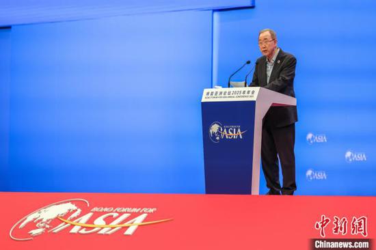 Ban Ki-moon, presidente del Forum Boao per l'Asia e ottavo segretario generale delle Nazioni Unite, tiene un discorso durante una tavola rotonda sul tema "Sviluppo dei porti di libero scambio globali" durante la conferenza annuale del Forum Boao per l'Asia 2025 a Boao, nella provincia meridionale cinese di Hainan. (25 marzo 2025)