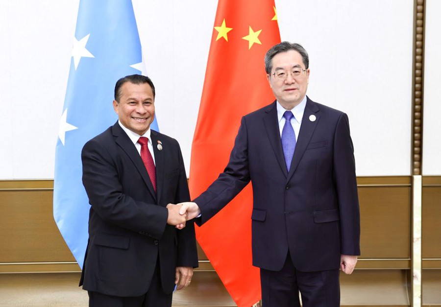 Ding Xuexiang incontra a Boao, provincia di Hainan, Aren Palik, vicepresidente degli Stati Federati di Micronesia. (26 marzo 2025 - Xinhua/Yao Dawei)