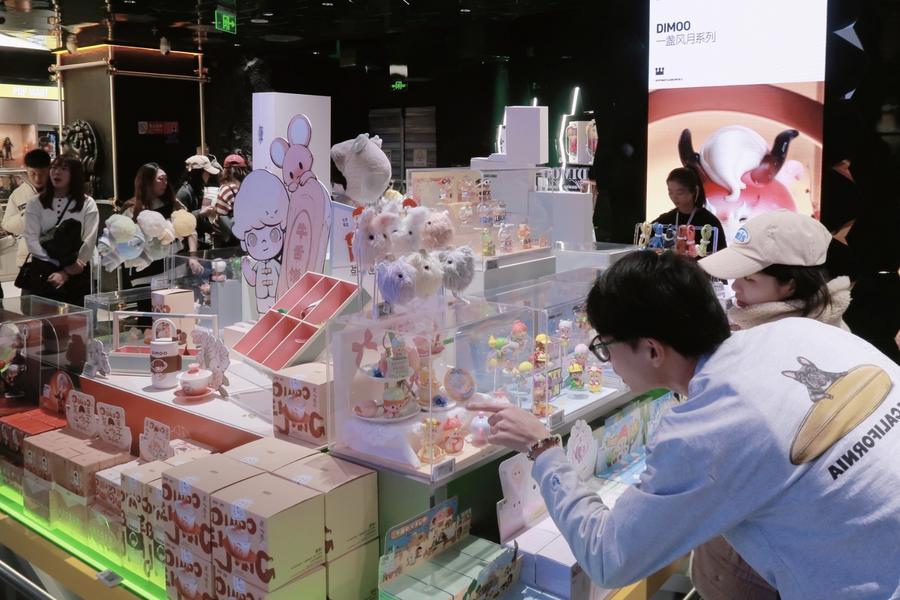 Consumatori scelgono blind box in un negozio Pop Mart a Xidan Joy City, un centro commerciale di Beijing. (28 dicembre 2024 - Xinhua/Shi Yifei)