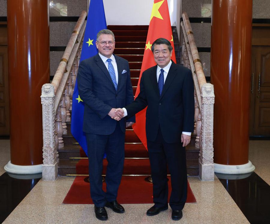 Il Vice Premier cinese He Lifeng incontra il Commissario Europeo per il Commercio e la Sicurezza Economica Maros Sefcovic a Beijing, capitale della Cina. (27 marzo 2025 - Xinhua/Wang Ye)