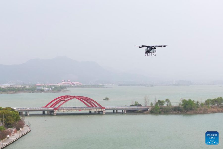 Modulo aereo dell'auto volante AEROHT di XPENG conduce una dimostrazione di volo presso il Resort turistico del Lago Liuye nella città di Changde, provincia centrale cinese dello Hunan. (27 marzo 2025 - Xinhua/Chen Sihan)