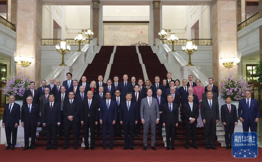 Xi Jinping incontra rappresentanti della comunità imprenditoriale internazionale