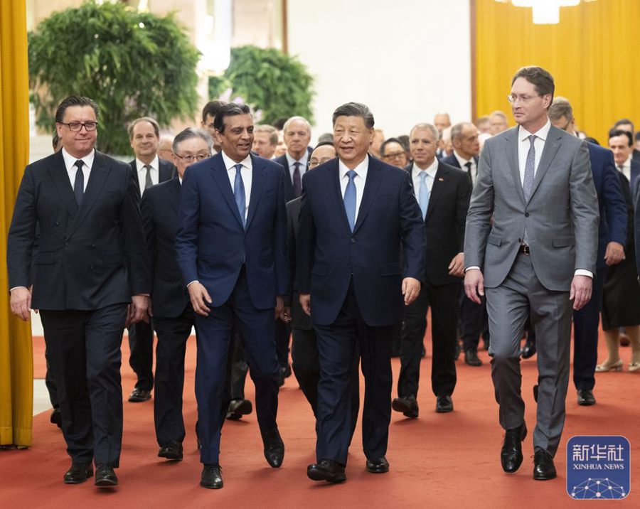 Xi Jinping incontra rappresentanti della comunità imprenditoriale internazionale