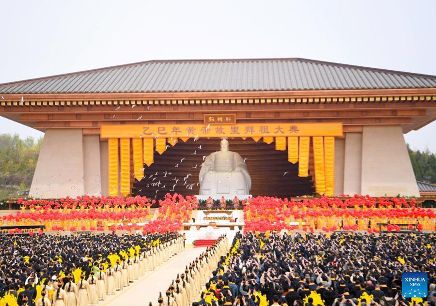 Grande cerimonia in onore dell'antenato leggendario Huangdi nella provincia cinese dello Henan