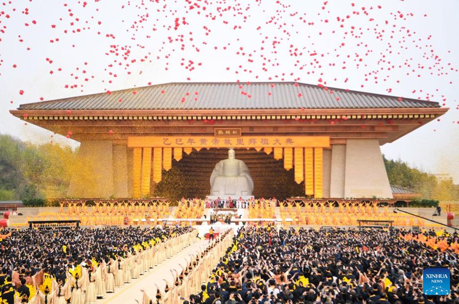 Grande cerimonia in onore dell'antenato leggendario Huangdi nella provincia cinese dello Henan