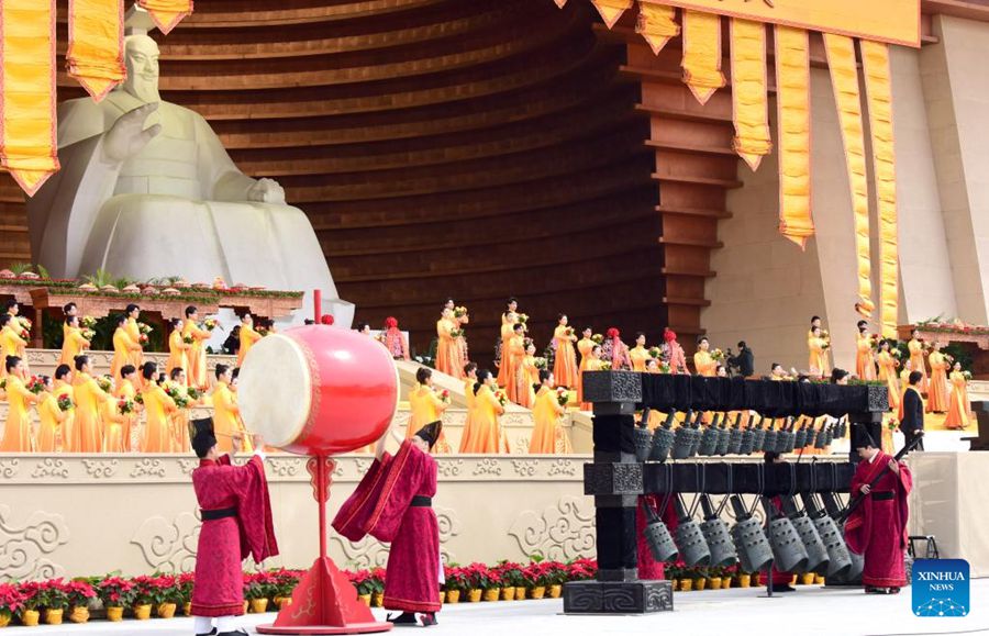 Artisti partecipano a una cerimonia in onore di Huangdi, leggendario antenato del popolo cinese, nella città di Xinzheng, provincia dello Henan, nella Cina centrale. (31 marzo 2025 – Xinhua/Zhu Xiang)
