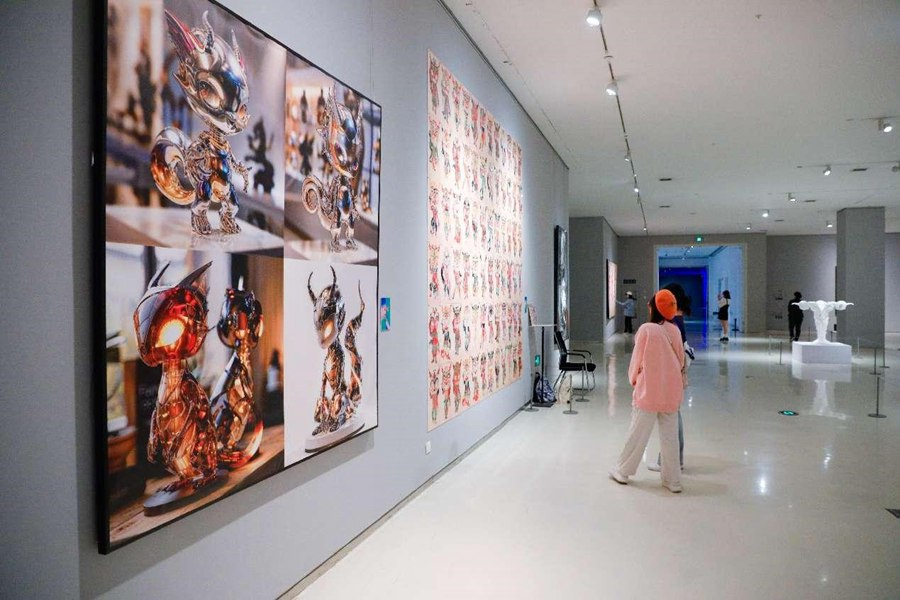 Una mostra di opere d'arte generate dall'intelligenza artificiale si tiene a Jinan, nella provincia dello Shandong, nella Cina orientale. (Quotidiano del Popolo Online/Xu Zhou)