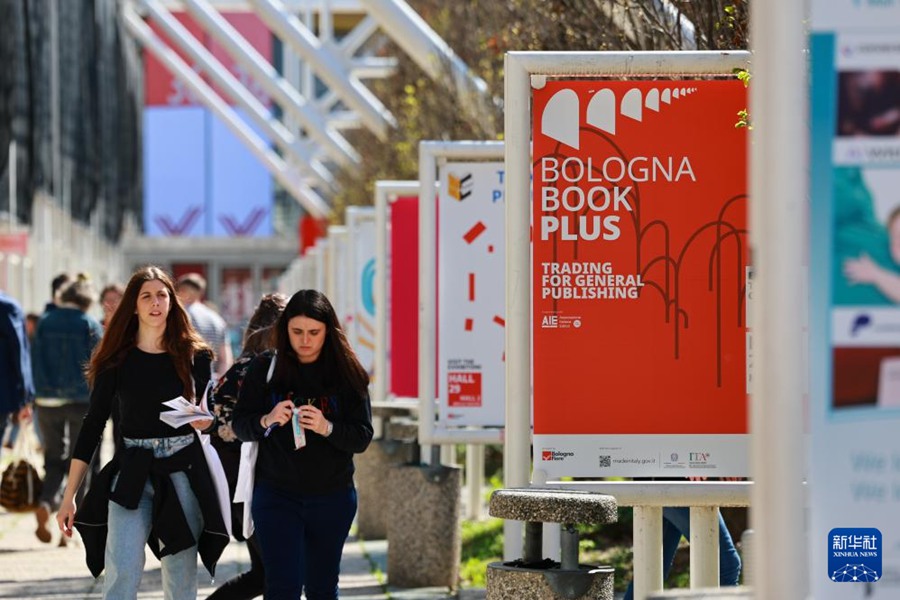 Persone visitano la Fiera Internazionale del Libro per Ragazzi di Bologna, in Italia. (31 marzo 2025 – Xinhua/Li Jing)