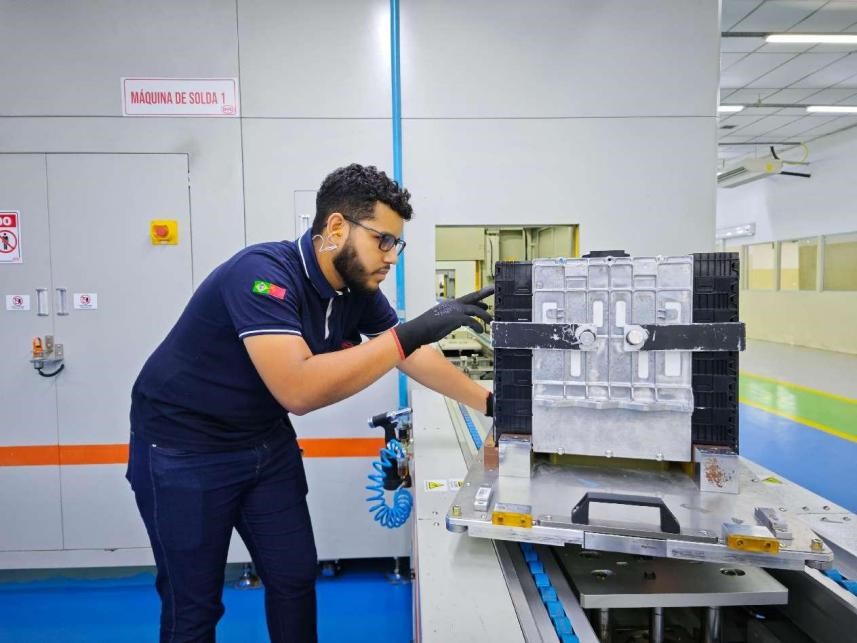 Un dipendente lavora sulla linea di produzione presso la struttura di batterie del produttore di automobili cinese BYD a Manaus, in Brasile. (Quotidiano del Popolo/Hu Zexi)