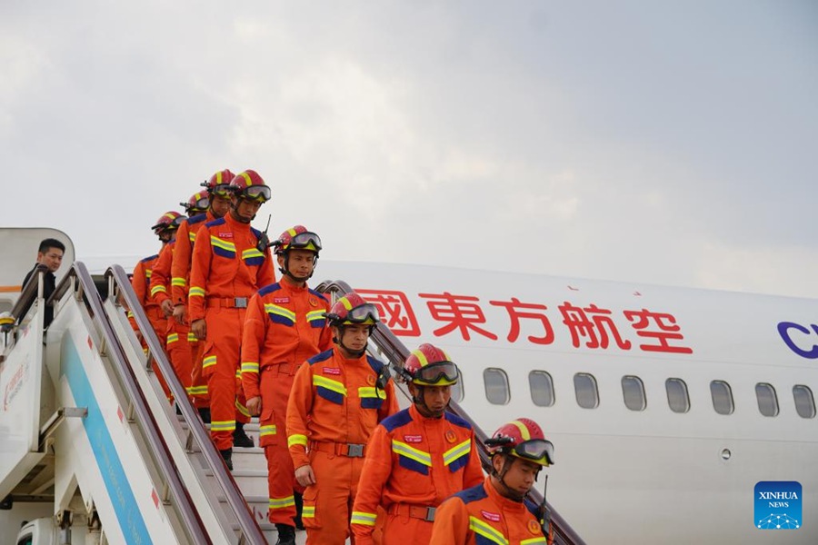Team di soccorso e medico della provincia dello Yunnan arriva all'aeroporto internazionale Changshui di Kunming, nella provincia sud-occidentale cinese dello Yunnan. (6 aprile 2025 - Xinhua/Gao Yongwei)