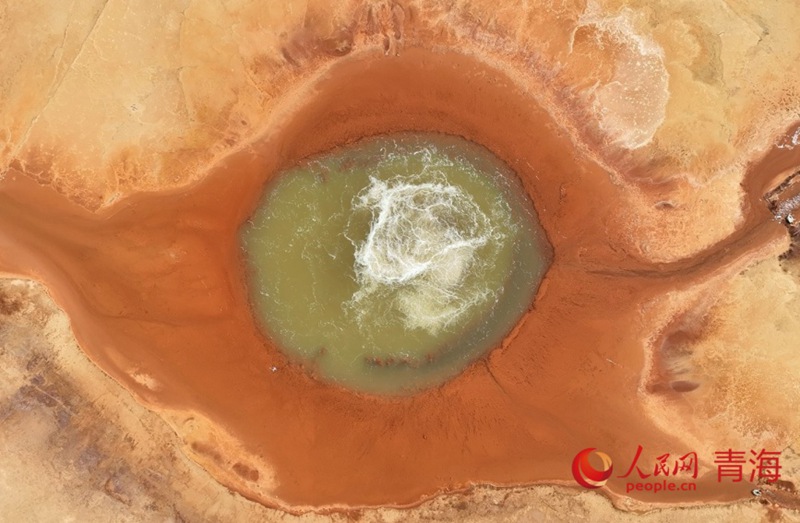 La sorgente di Aiken, conosciuta come "Occhio della Terra", situata nella città di Mangya, nella Prefettura Autonoma Mongola e Tibetana di Haixi, nella provincia del Qinghai. (Quotidiano del Popolo Online/Gan Haiqiong)