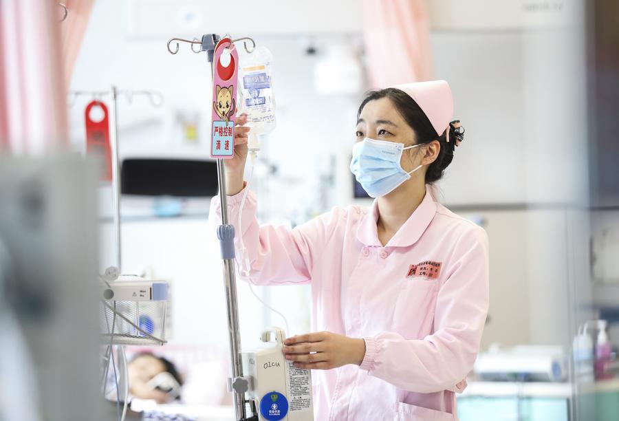 Un'infermiera in un ospedale materno-infantile nella città di Huai'an, nella provincia orientale cinese del Jiangsu. (12 maggio 2024 - Xinhua/Zhao Qirui)