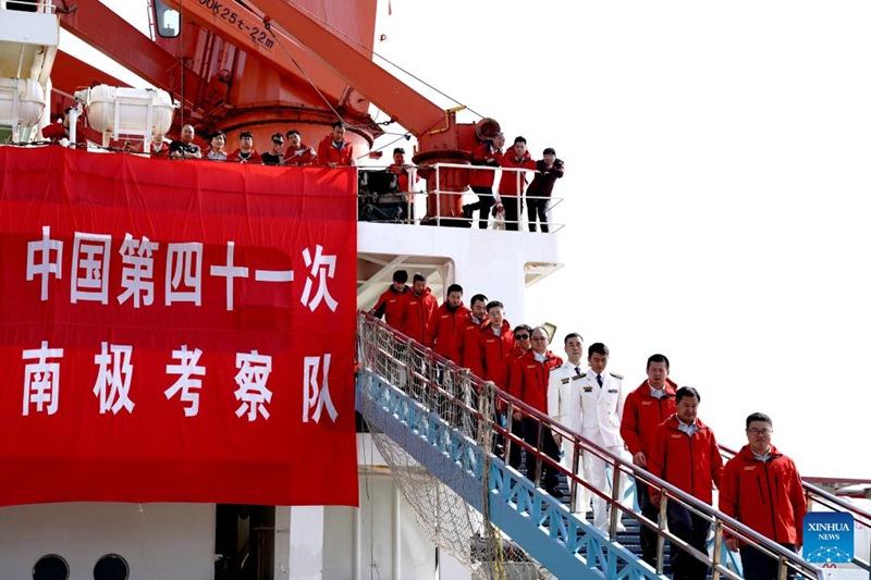 La nave rompighiaccio cinese Xuelong torna a Shanghai dopo una fruttuosa indagine in Antartide