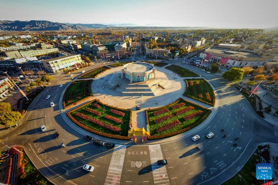 La Piazza centrale Tai Chi nella Contea di Tekes nella Prefettura Autonoma kazaka di Ili, nella Regione Autonoma Uigura dello Xinjiang, nella Cina nordoccidentale. (4 novembre 2023 – Xinhua/Zhao Fengshou)