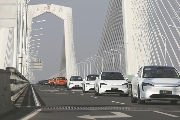 Circa 200 auto senza conducente attraversano il terzo ponte sul fiume Yangtze a Wuhu, nella provincia dell'Anhui. (18 marzo 2024 – China Daily)