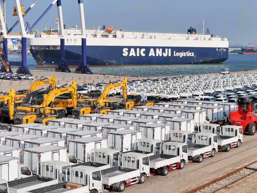 Vista aerea mostra i veicoli destinati all'esportazione nel porto di Yantai, nella provincia orientale cinese dello Shandong. (2 gennaio 2025 - Xinhua/Tang Ke)
