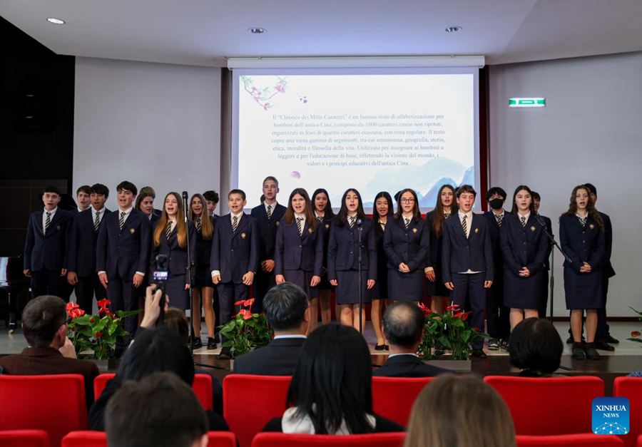 Studenti cantano una canzone durante un evento culturale cinese intitolato "Celebrando la primavera" a Roma. (8 aprile 2025 - Xinhua/Li Jing)