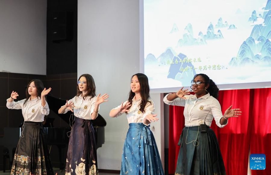 Studenti italiani dimostrano la passione per la Cina attraverso spettacoli culturali