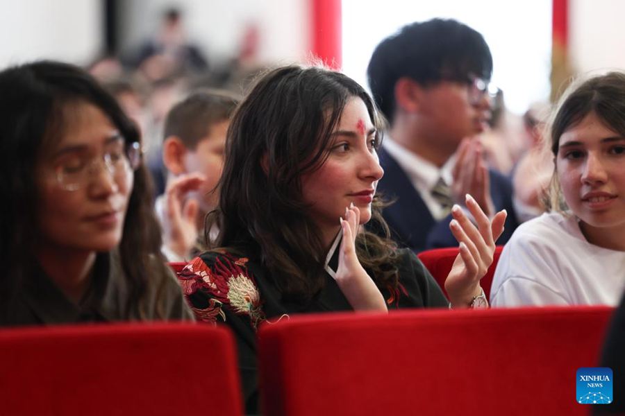 Studenti italiani dimostrano la passione per la Cina attraverso spettacoli culturali