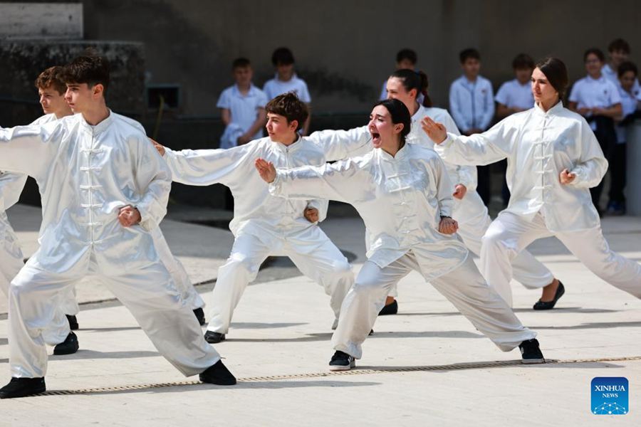 Studenti italiani dimostrano la passione per la Cina attraverso spettacoli culturali