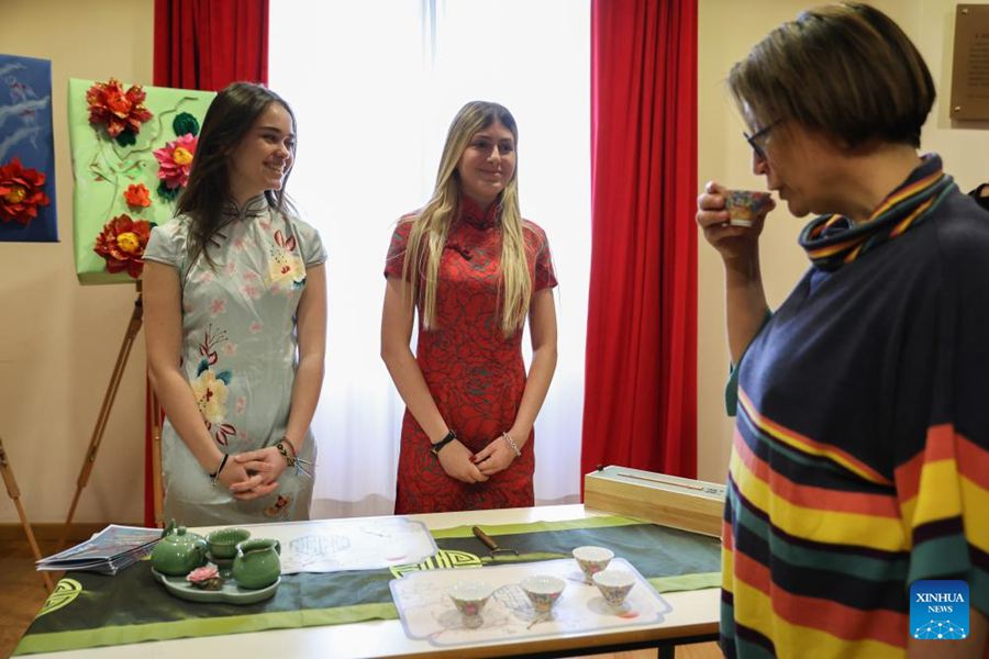 Studenti italiani dimostrano la passione per la Cina attraverso spettacoli culturali