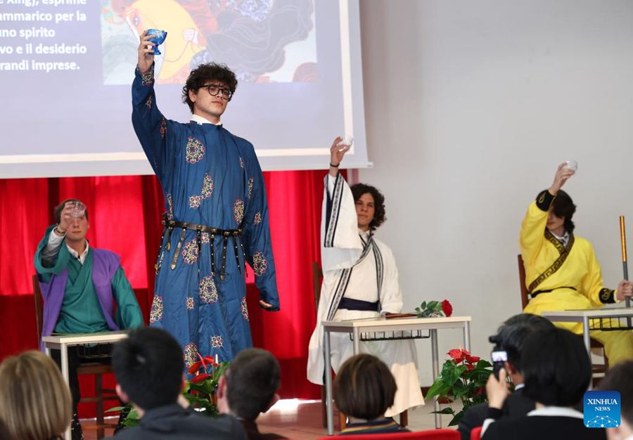 Studenti italiani dimostrano la passione per la Cina attraverso spettacoli culturali