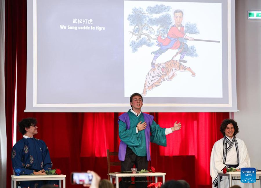 Studenti italiani dimostrano la passione per la Cina attraverso spettacoli culturali