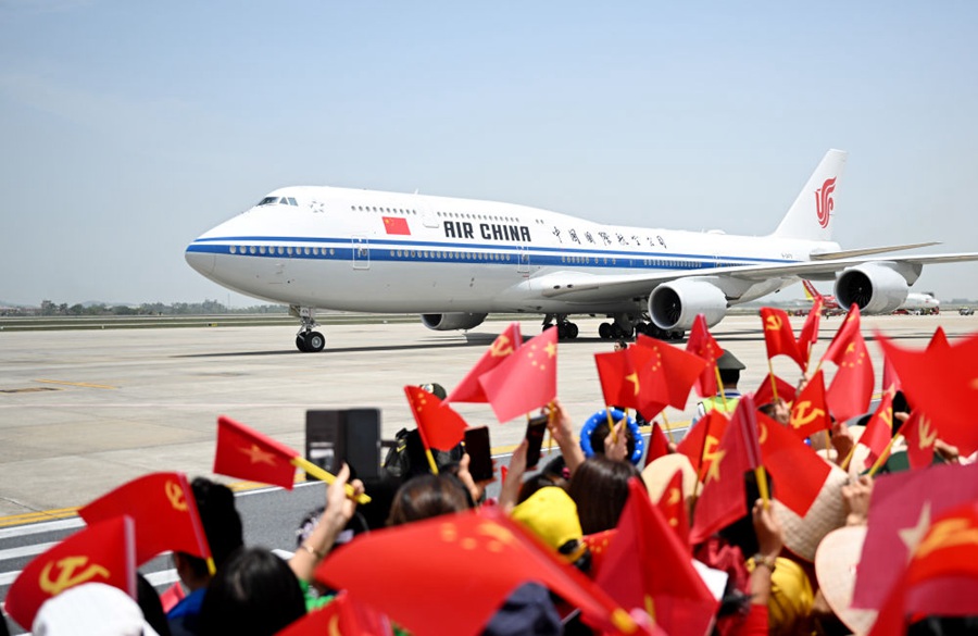 Xi Jinping arriva ad Hanoi