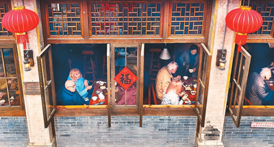 Turisti stranieri cenano in un ristorante in un antico borgo nella contea di Ninghai, Ningbo, provincia orientale cinese dello Zhejiang. (Foto/Hu Xuejun)