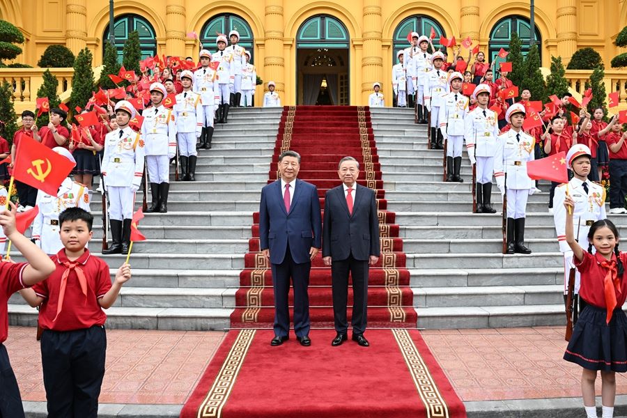Xi Jinping presenzia alla cerimonia di bevenuto in suo onore in Vietnam
