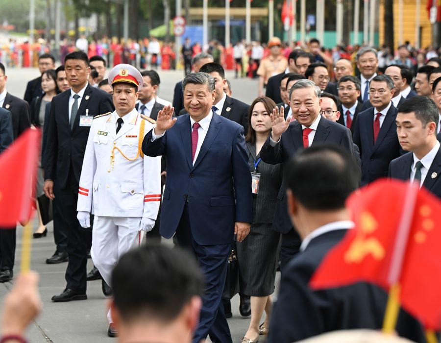 Xi Jinping presenzia alla cerimonia di bevenuto in suo onore in Vietnam