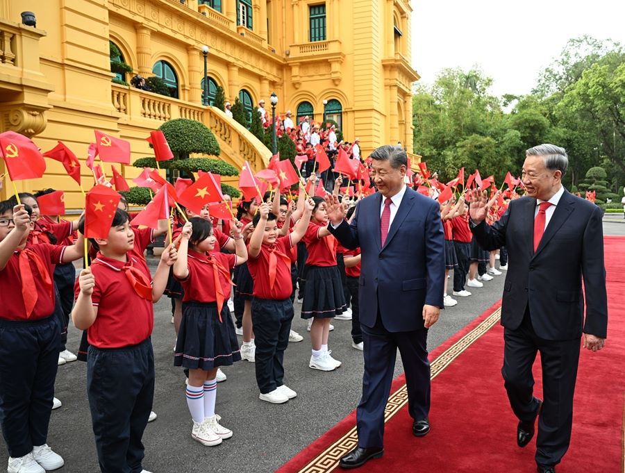 Xi Jinping presenzia alla cerimonia di bevenuto in suo onore in Vietnam