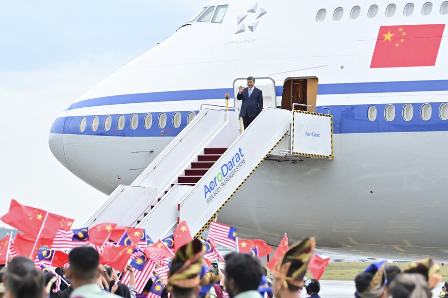 Xi Jinping arriva a Kuala Lumpur per una visita di Stato in Malesia