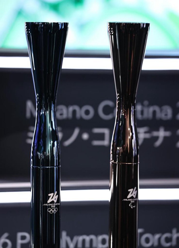 Le torce per i Giochi Olimpici e Paralimpici Invernali di Milano-Cortina 2026 esposte durante la cerimonia di inaugurazione al Padiglione Italia di Osaka, in Giappone. (14 aprile 2025 - Xinhua/Jia Haocheng)